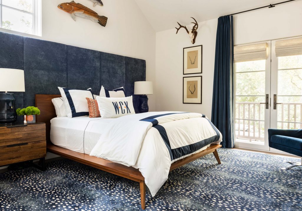 kids blue and white bedroom with hunting theme - Creative Tonic