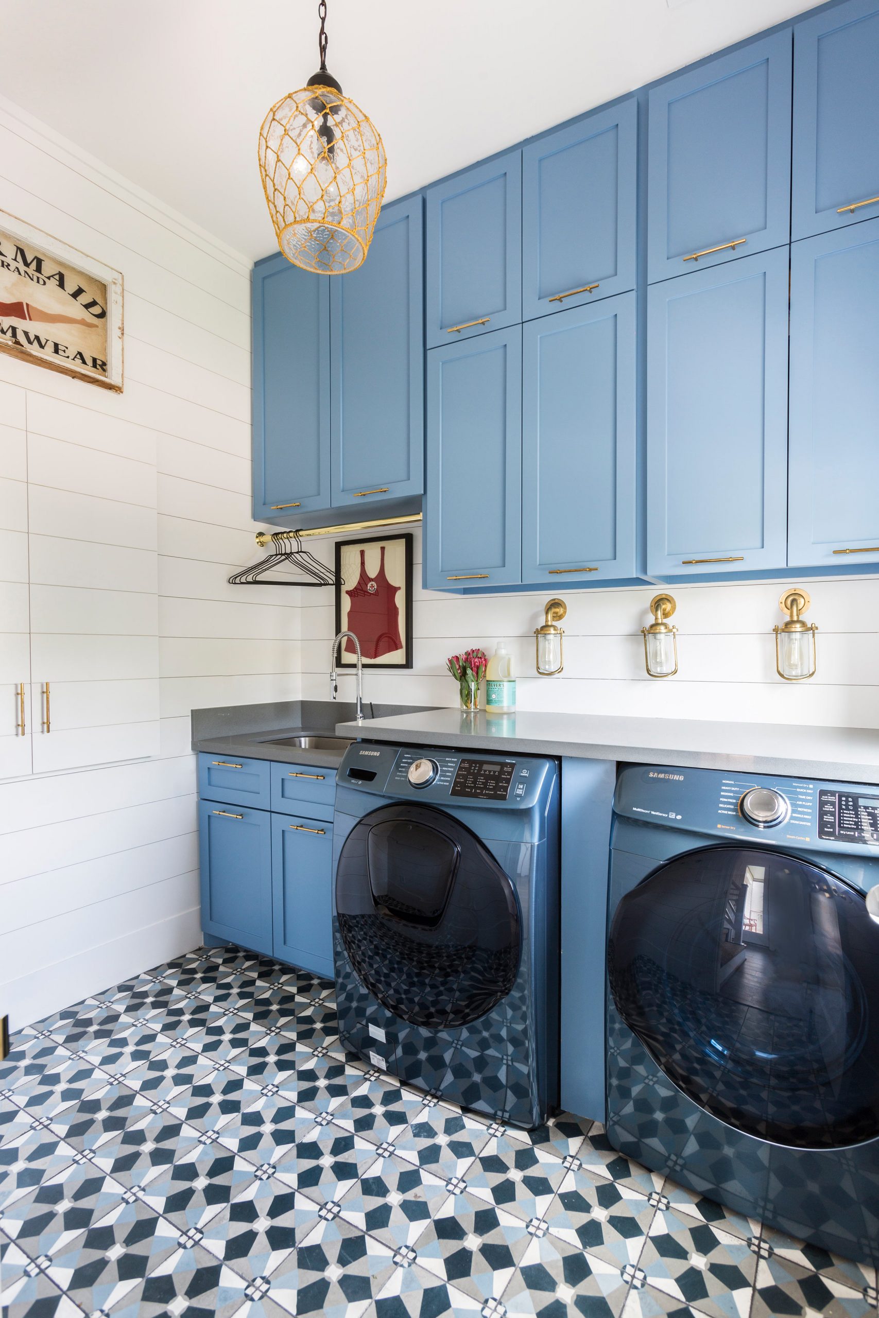 tiled laundry room with blue cabinets - Creative Tonic